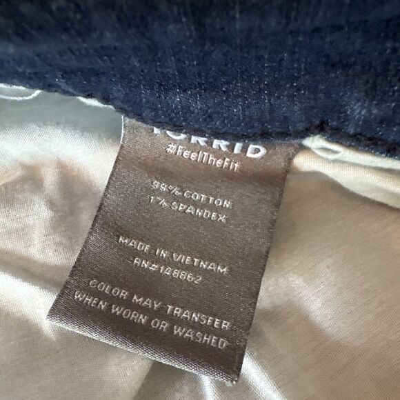 Torrid Feel The Fit Button Fly Cuffed Frayed‎ Look Stretchy Denim Shorts Size 22 - Picture 4 of 12